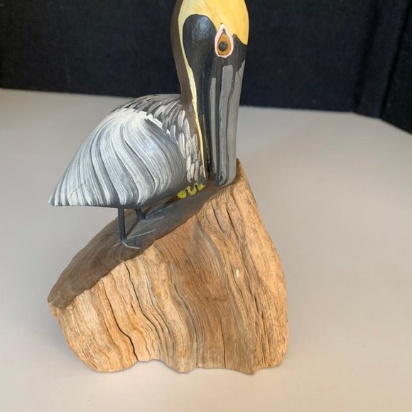 HAND CARVED painted PELICAN COASTAL SEA OCEAN BIRD WOOD SCULPTURE TROPICAL ISLAN - Picture 1 of 9